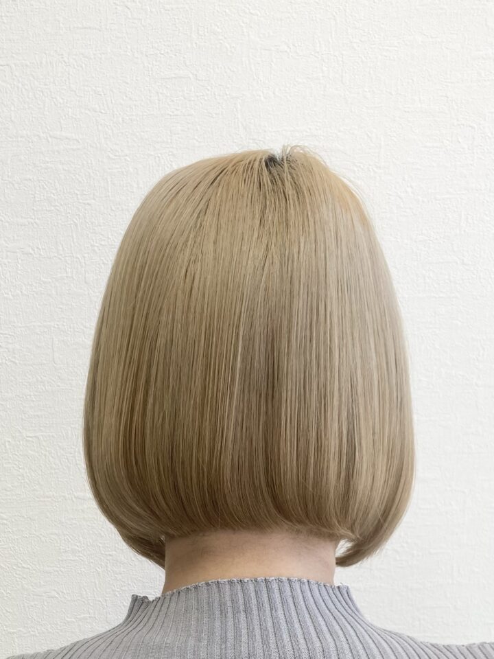 ミルクティーカラーの切りっぱなしボブスタイルの画像