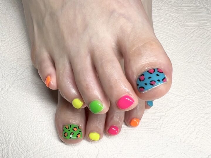 レオパードのネオンカラーフットネイル🌈の画像