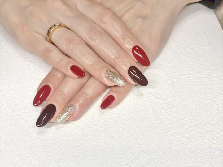 ワンカラーで楽しむバイカラーネイル🥀の画像