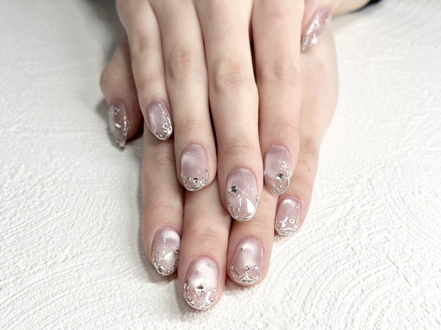 パーツたっぷりのミラーネイル