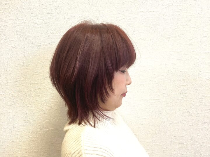 ボルドーレッドカラーのマッシュウルフカットの画像