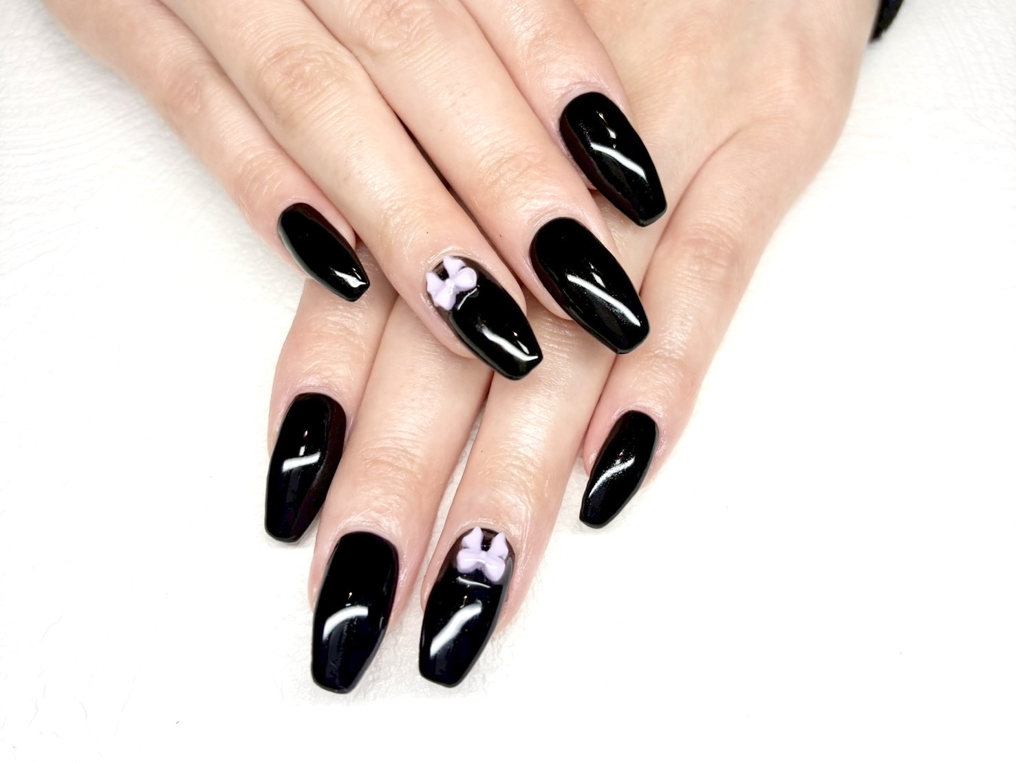 リボンネイルはブラックのワンカラーで