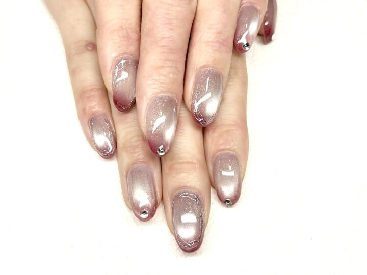 フレンチネイルとマグネットネイルのミックスの画像